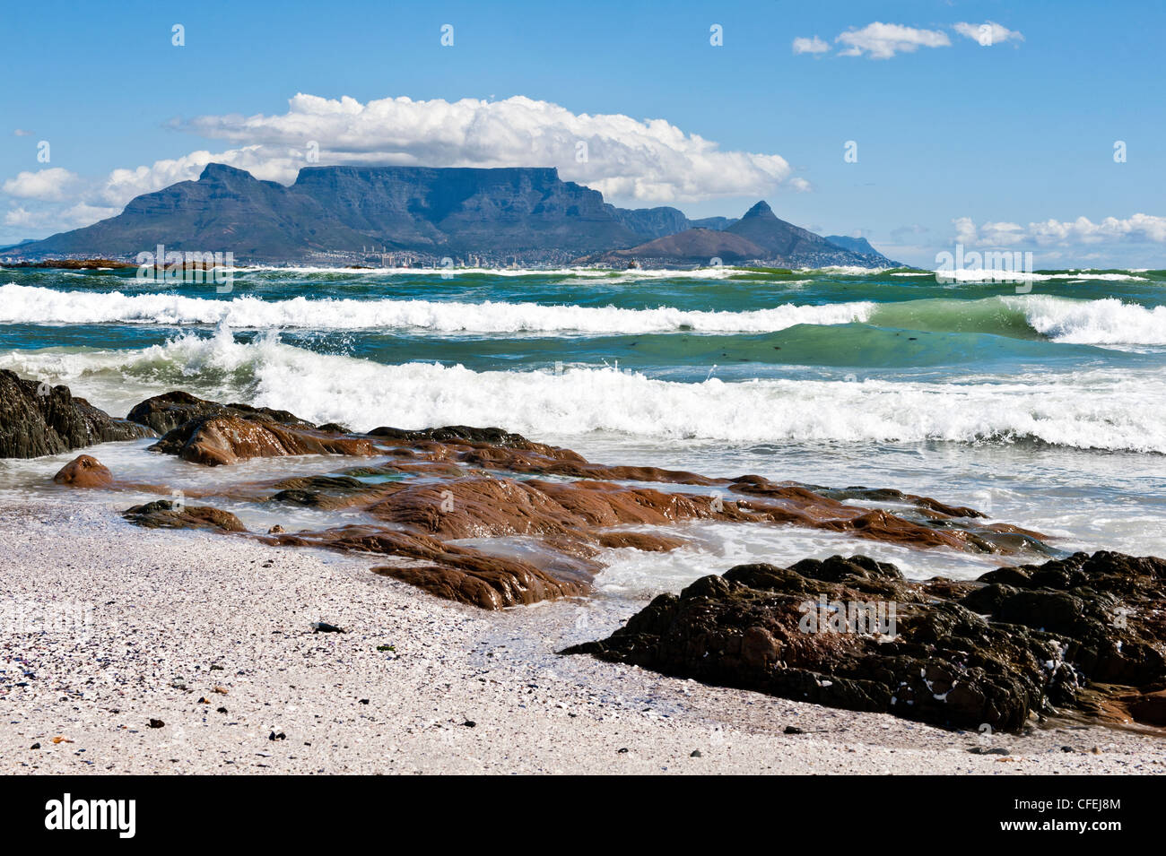 Cape Town et Table Mountain depuis Blouberg Banque D'Images
