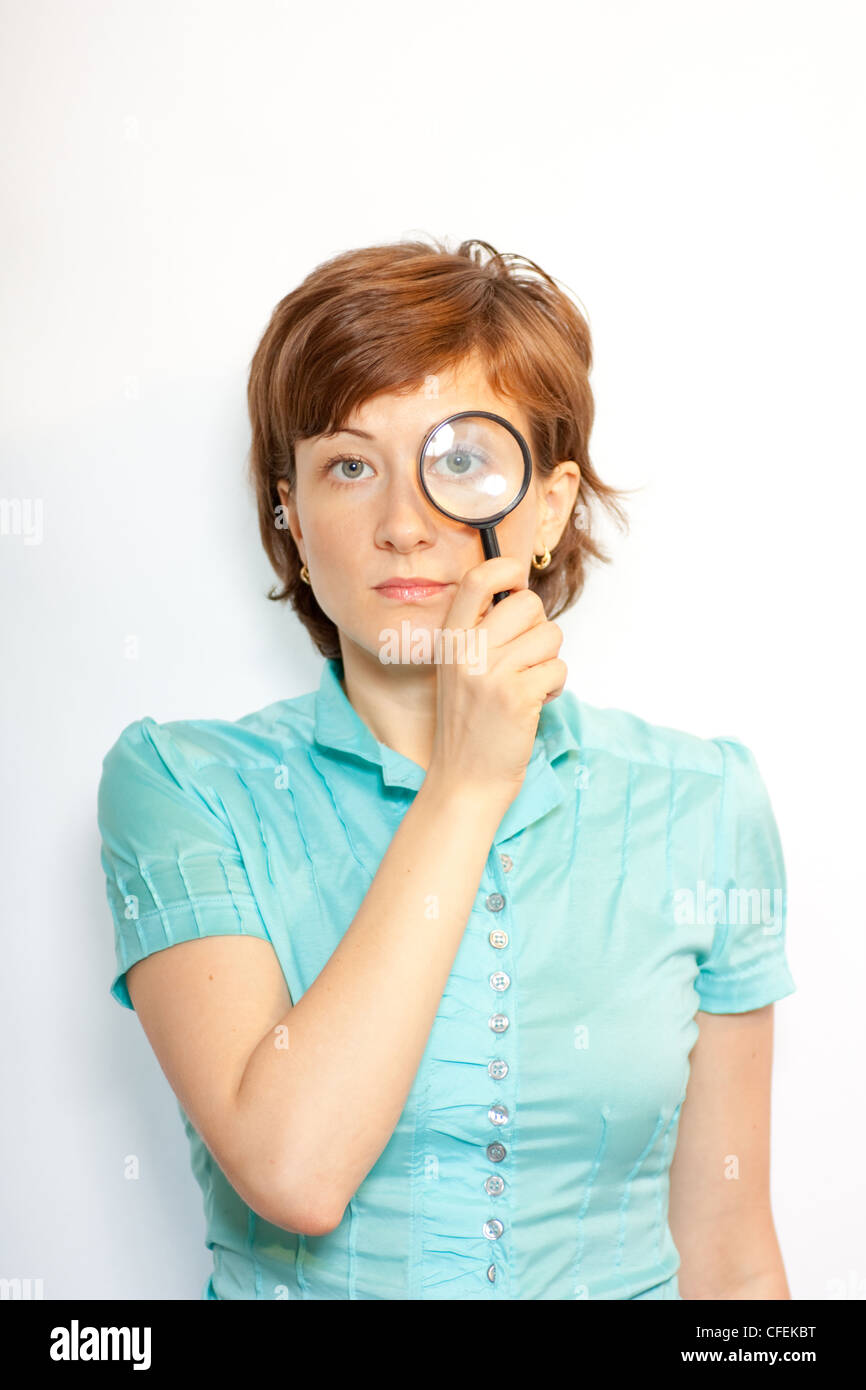 Femme avec loupe lentille sur eye Banque D'Images