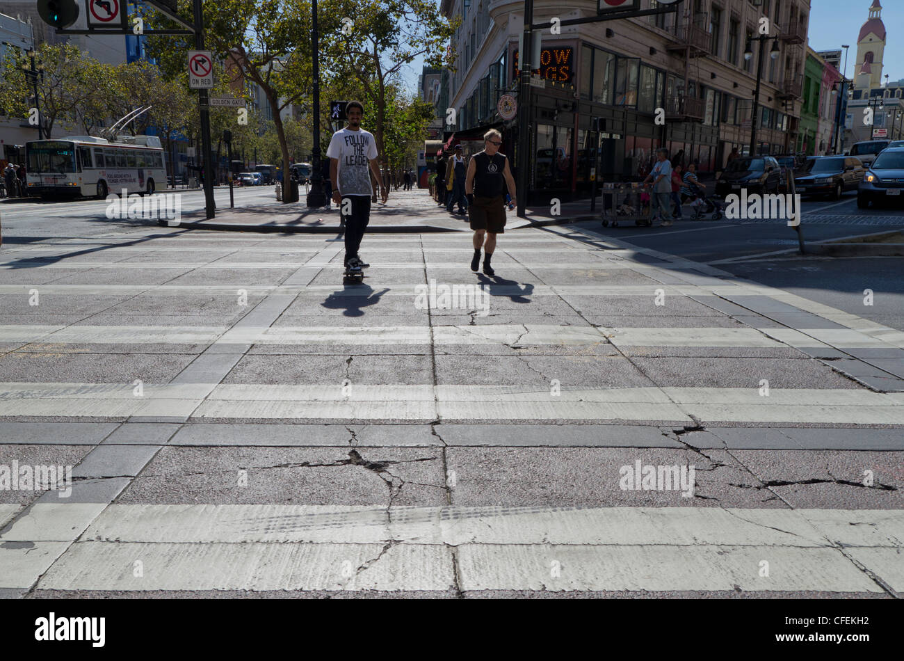 Un "afro portant sur un patineur crossing street skate board Banque D'Images