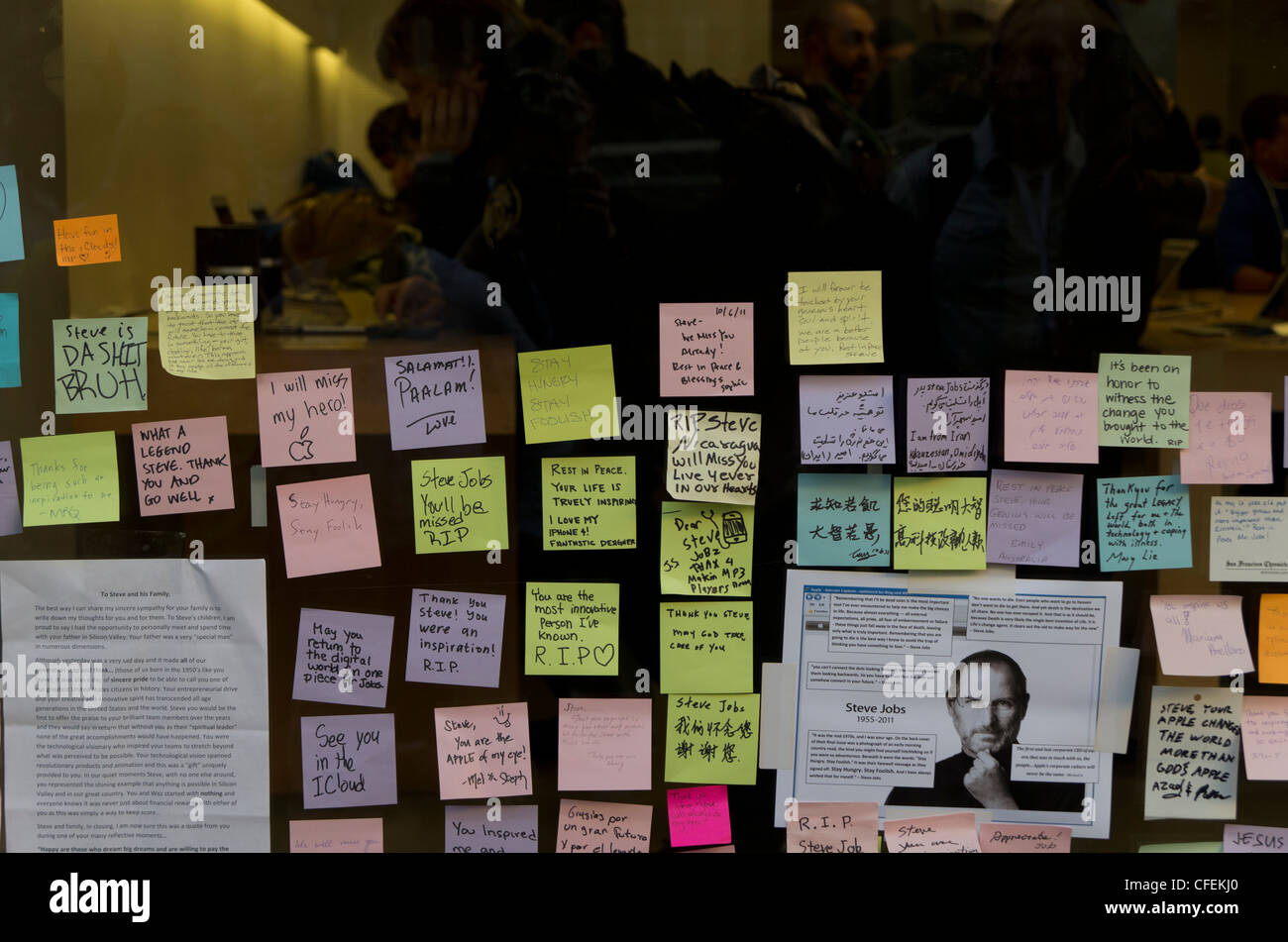 Les messages "Post-it sur le mur de San Francisco en l'honneur de l'Apple Store Steve Jobs après son décès Banque D'Images