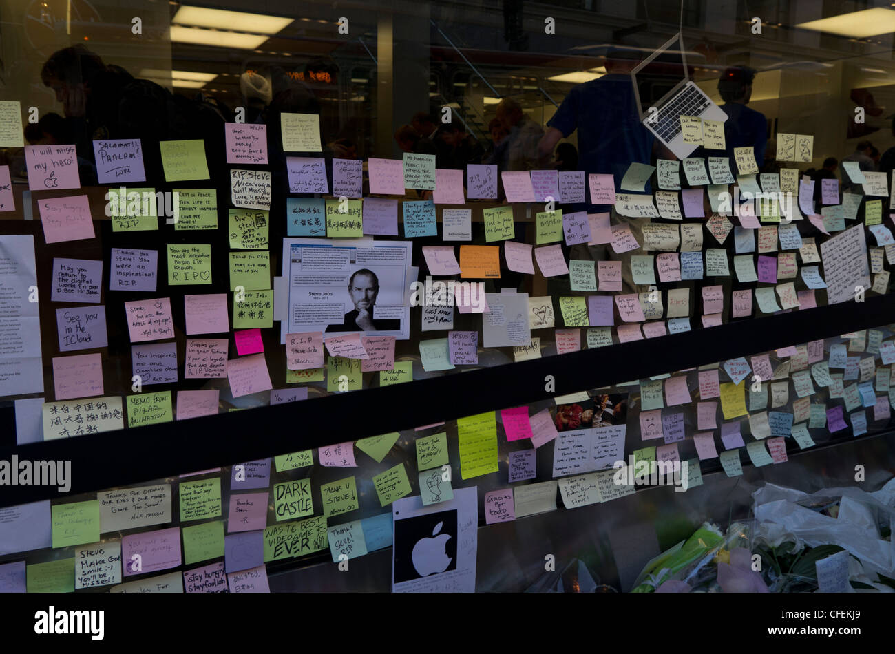 Post it note messages et fleurs à l'extérieur de l'Apple Store de San Francisco en l'honneur Streve Emplois après son décès Banque D'Images