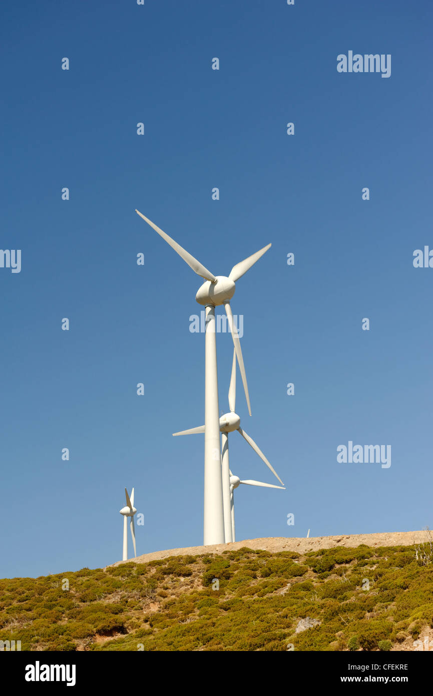 La Crète. La Grèce. Vue d'une éolienne ferme située en haut du centre de Chania province au-dessus de la vallée d'Agia Irini. Banque D'Images