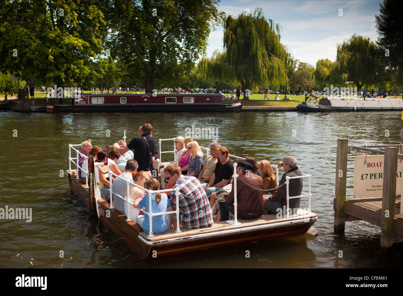 Le Warwickshire, Stratford sur Avon, Avon, les visiteurs qui traversent la chaîne sur le traversier exploité Banque D'Images