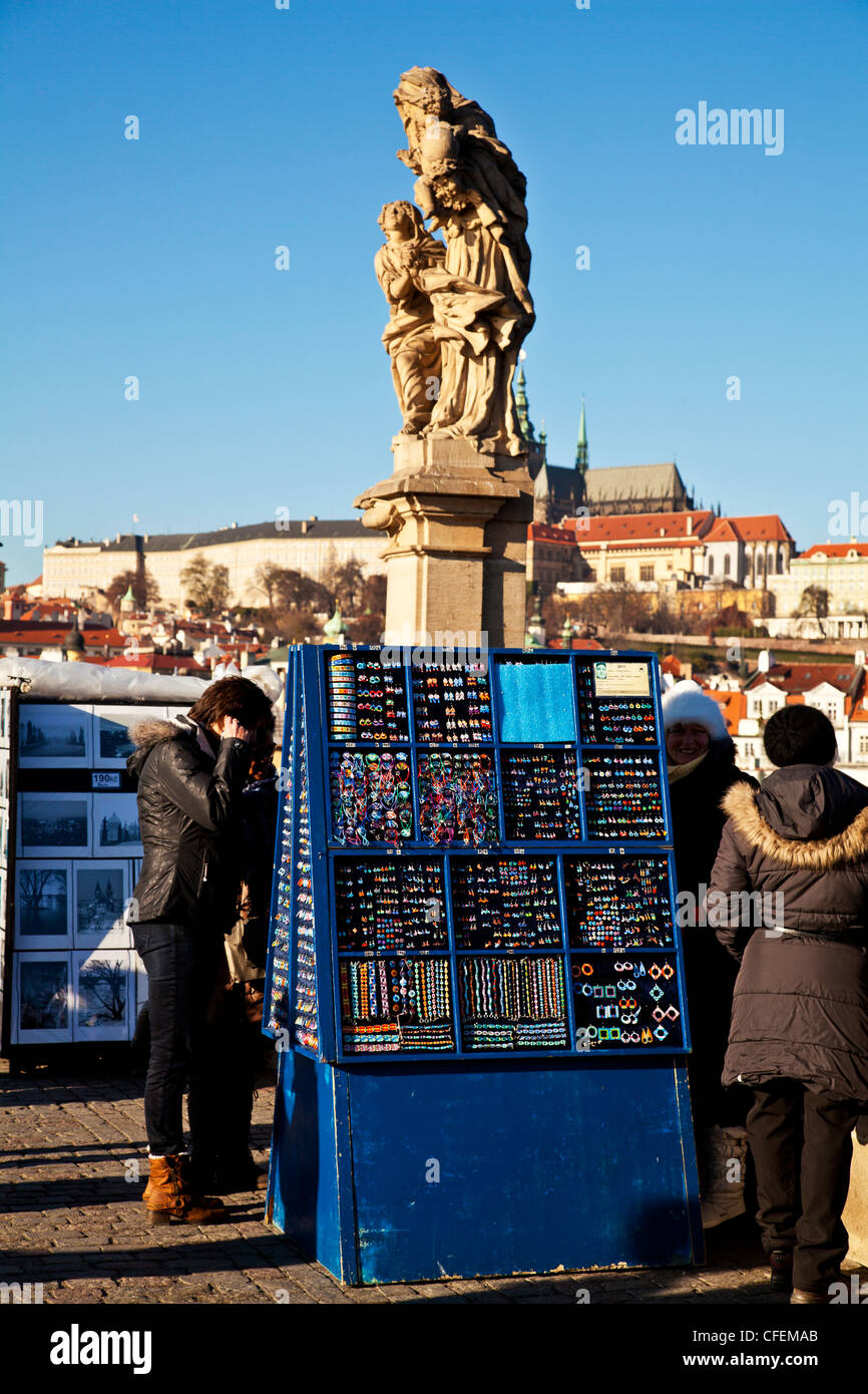 Une échoppe de marché touristique sur le Pont Charles, Prague, République Tchèque Banque D'Images