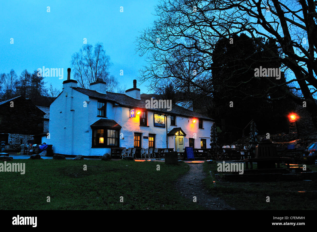 Soirée au Britannia Inn, Elterwater un pub typique de Lake District avec Feu de bois atmosphère conviviale et servant une cuisine copieuse, Lake District, Cumbria UK Banque D'Images