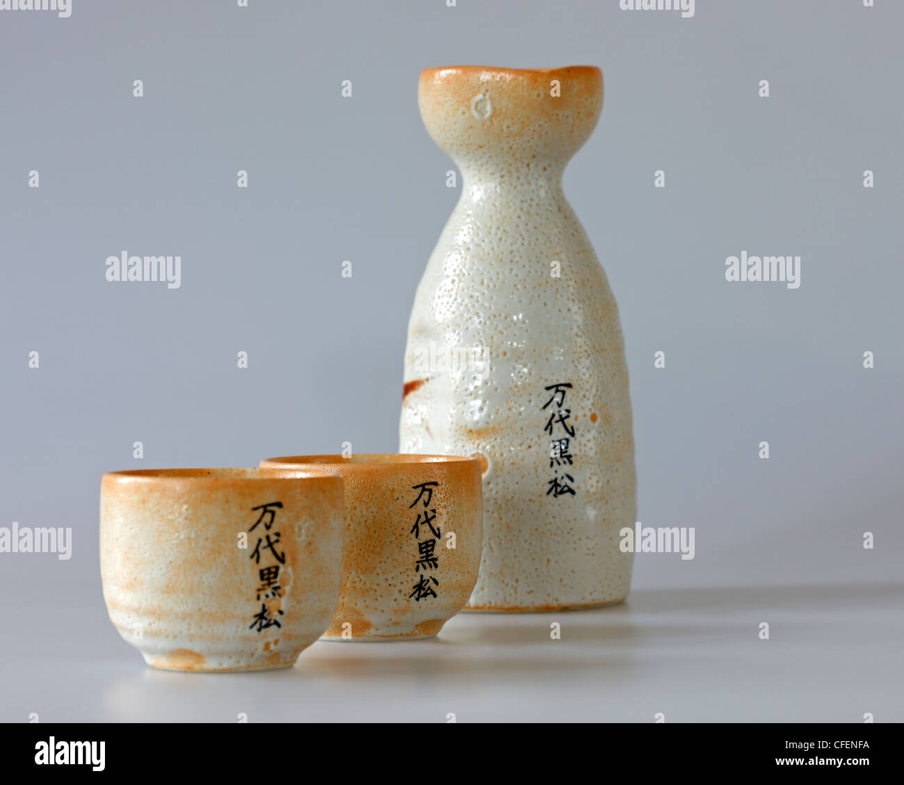 Tasses de saké japonais et bouteille Banque D'Images