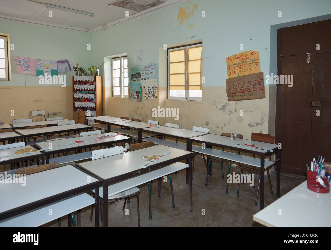 Des rangées de bureaux vides à l'intérieur de la classe de l'école primaire peu de meubles dans la région de Sal Rei, Boa Vista, Cap Vert. Banque D'Images