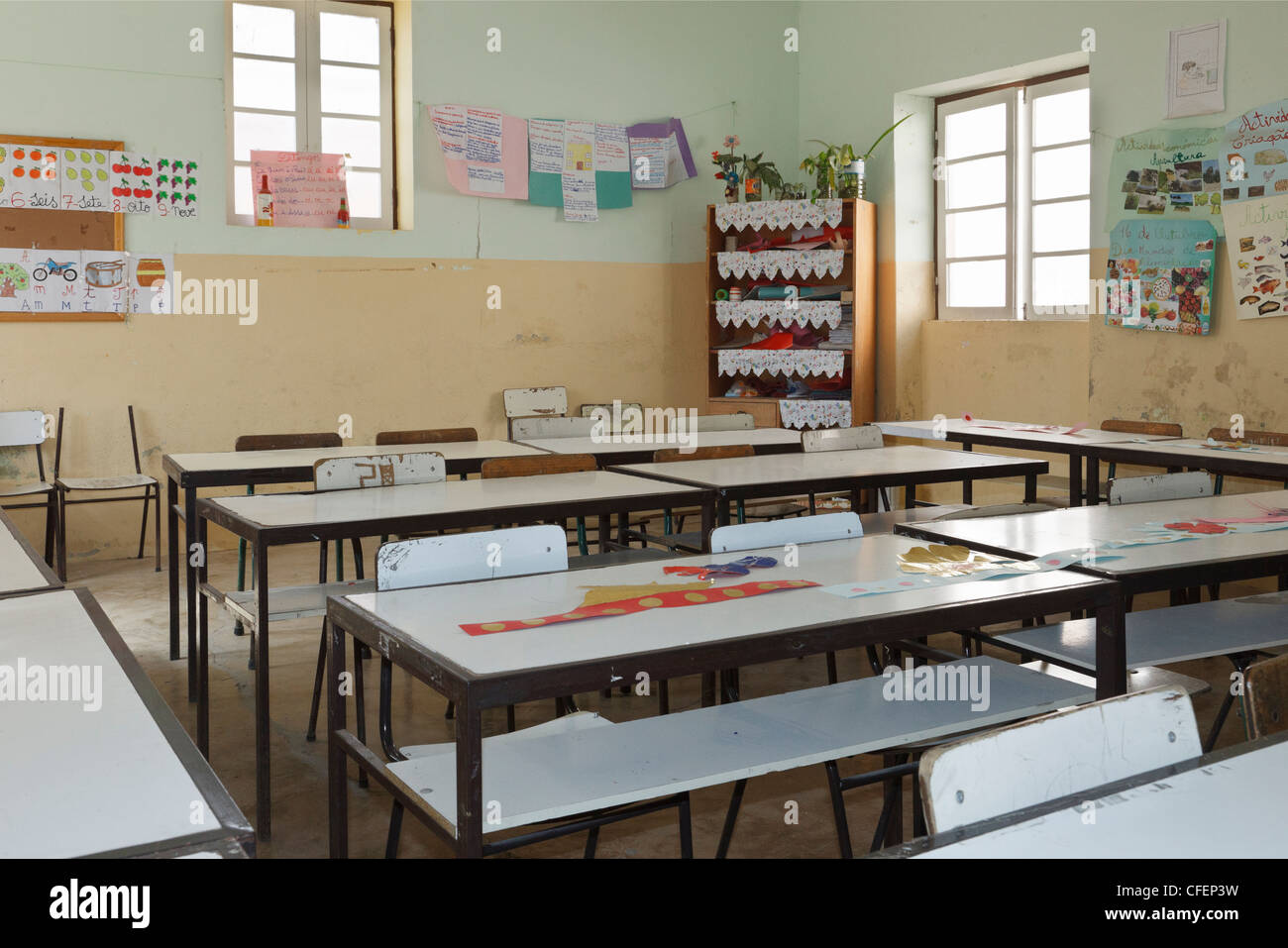Des rangées de bureaux vides à l'intérieur de la classe de l'école primaire peu de meubles dans la région de Sal Rei, Boa Vista, Cap Vert. Banque D'Images