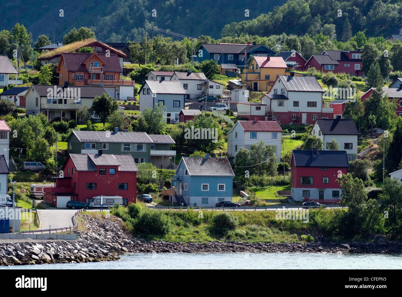 Norvège - Sortland - Vesteralen maisons le long du fjord Banque D'Images