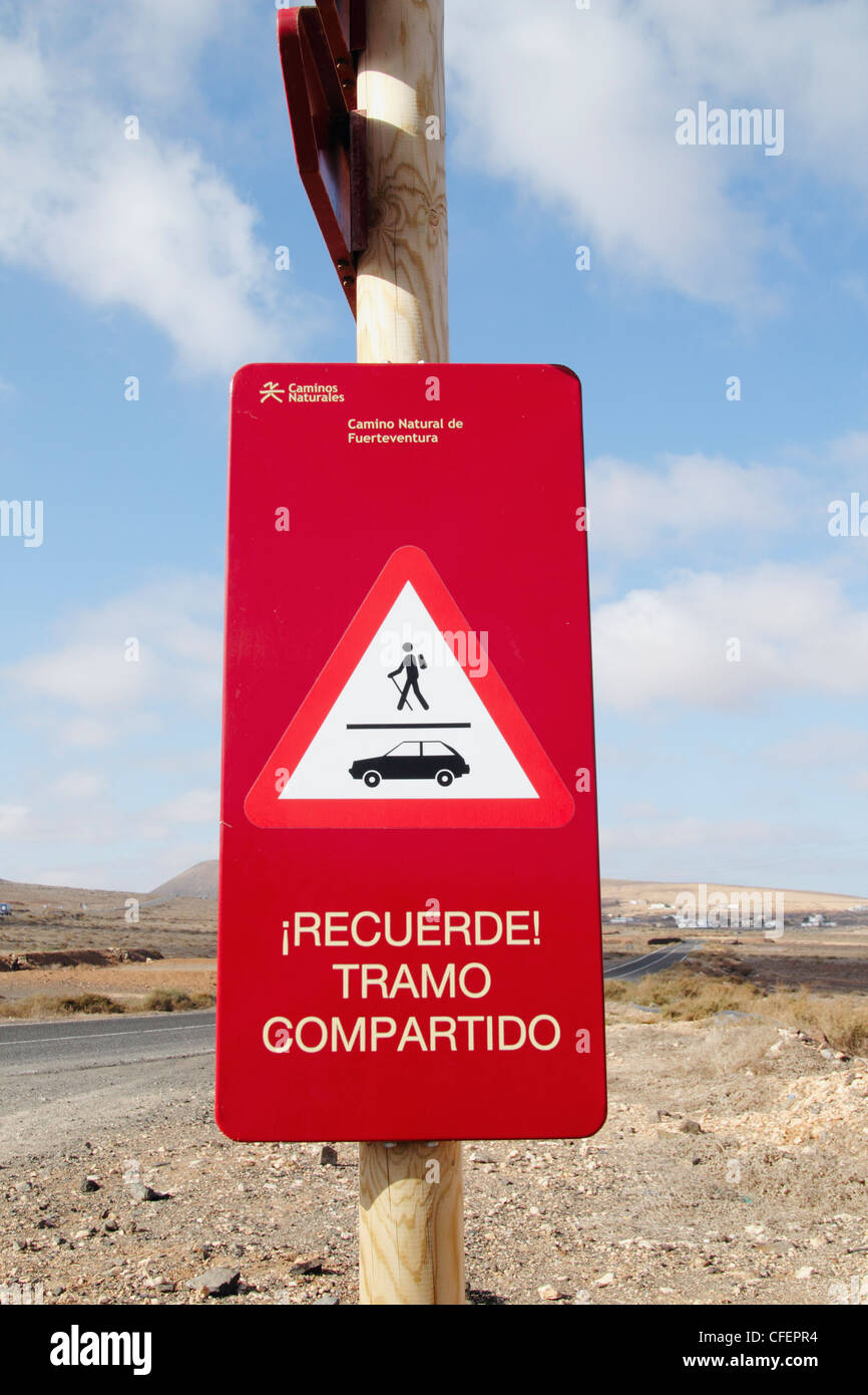 Sentier panneau près de route à l'extérieur du village de Tindaya Fuerteventura, Îles Canaries, Espagne Banque D'Images