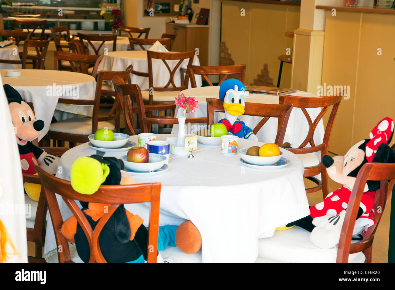L'île de Céphalonie, Grec, Grèce, tea party disney Donald Duck micky mouse minny eating fruit in restaurant Banque D'Images
