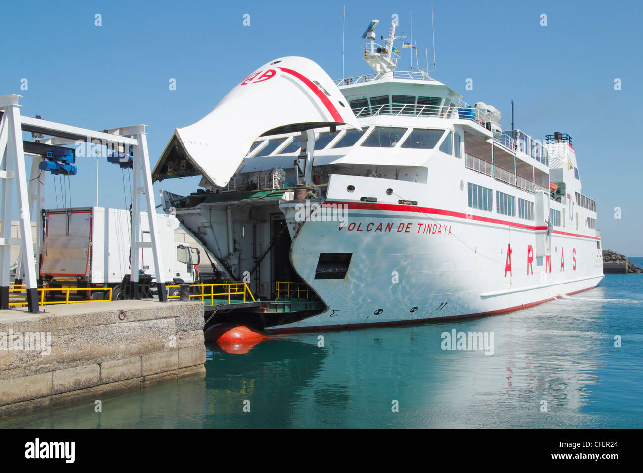 La conduite de camions sur Fuerteventura Lanzarote en ferry de Corralejo, Fuerteventura, Îles Canaries, Espagne Banque D'Images