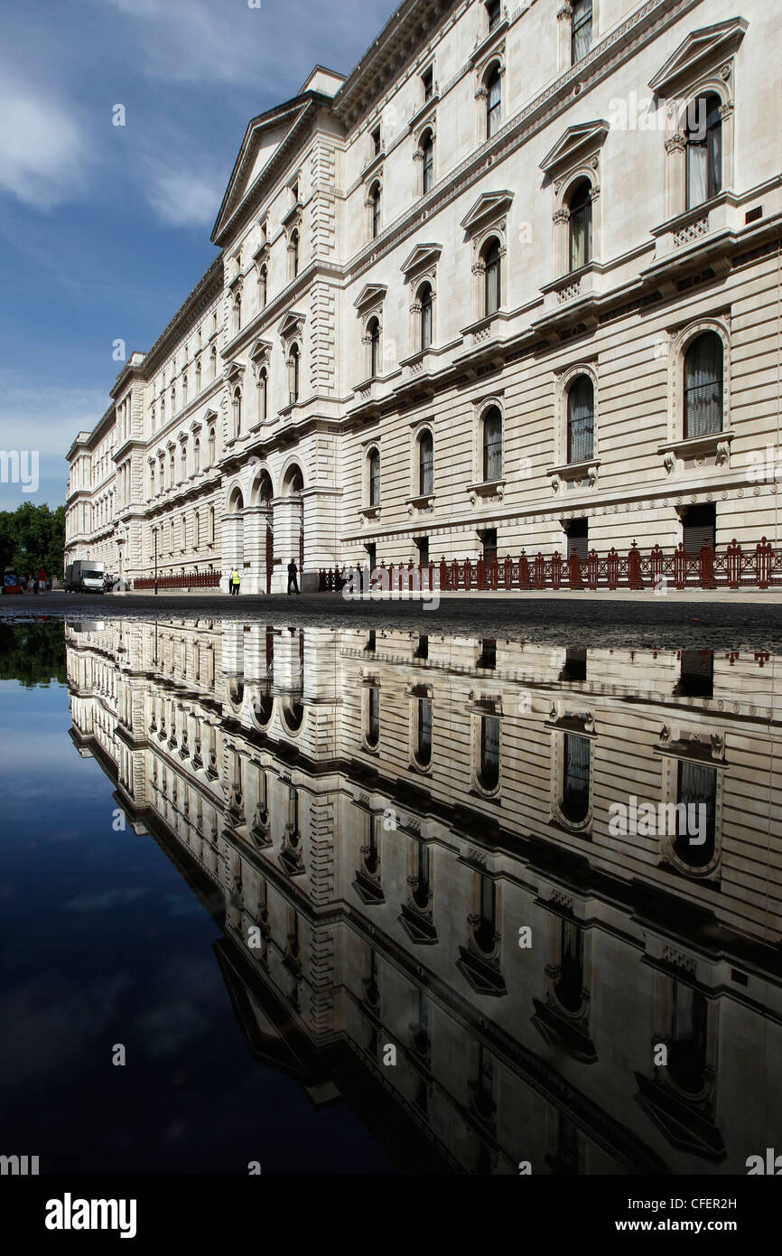 Le ministère des Affaires étrangères et du Commonwealth à Londres reflète dans une flaque d'eau dans road Banque D'Images
