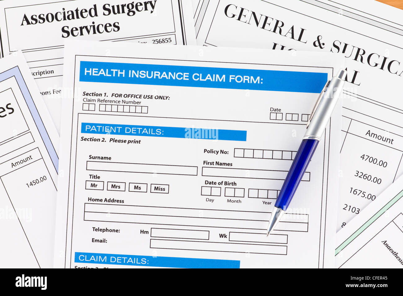Formulaire de demande d'assurance-santé avec les factures pour la chirurgie Banque D'Images