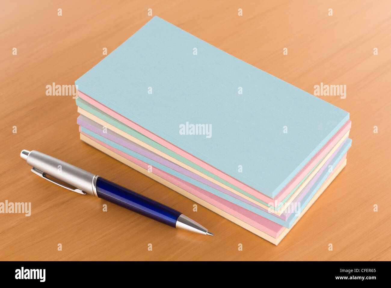Pile des blocs-notes avec un crayon sur la table Banque D'Images