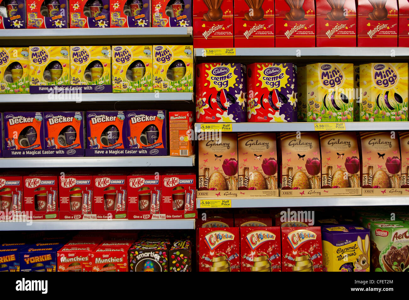 Les oeufs de pâques en chocolat en vente dans un supermarché au Royaume-Uni Banque D'Images