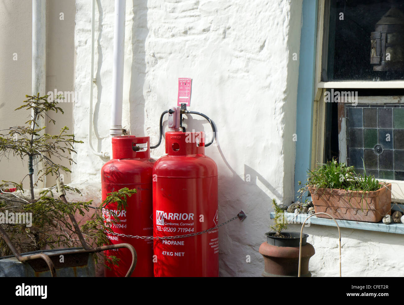 Les bouteilles de gaz propane utilisé pour fournir du gaz pour la cuisine dans un chalet à Cornwall, uk Banque D'Images