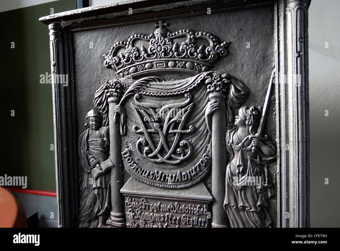 Norvège - TRONDHEIM Sverresborg - Musée folklorique de Torndelag la vieille ville de Trondheim - de 1700 à 1900. Poêle en fonte décorative. Banque D'Images