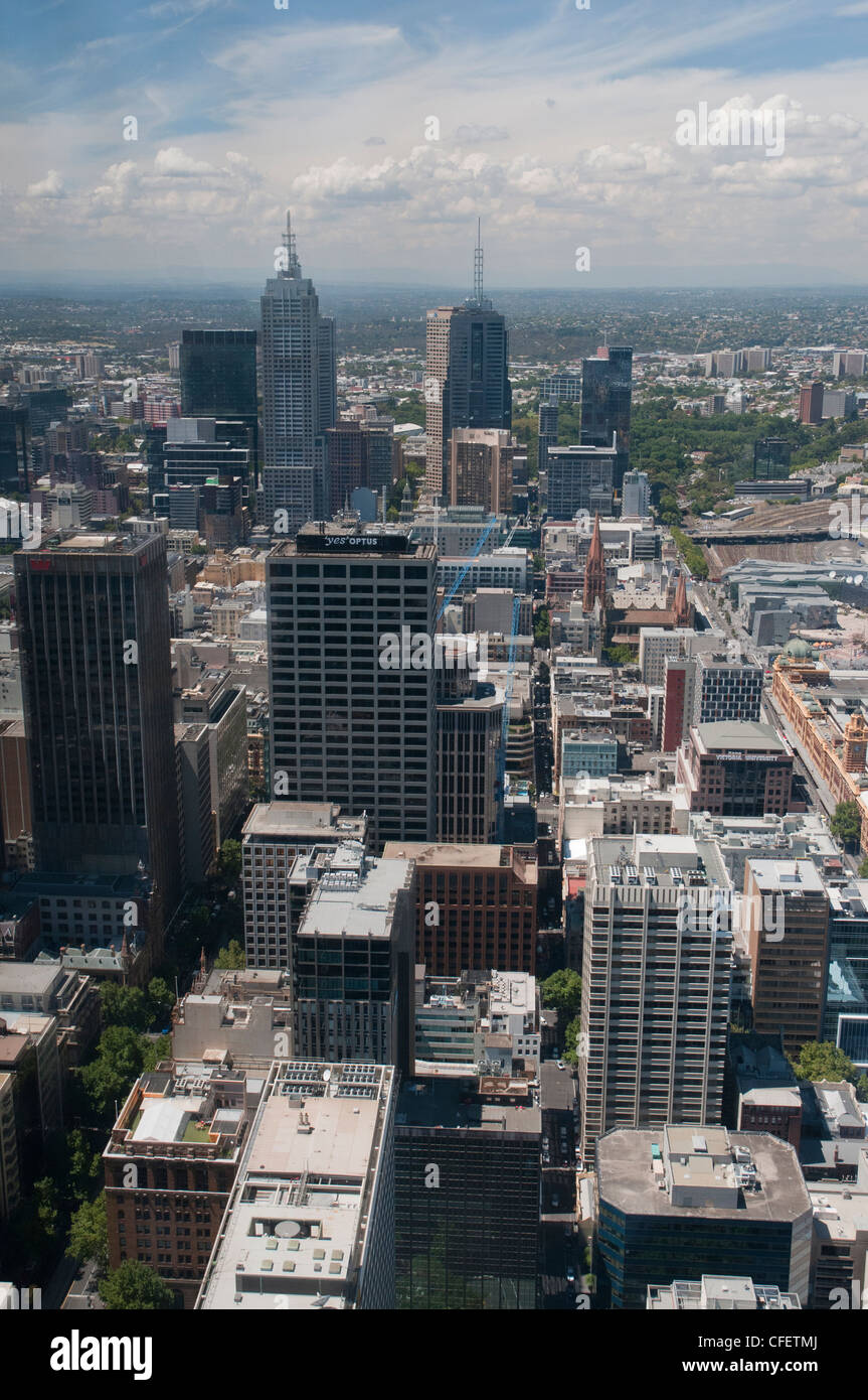 Vue aérienne de la Rialto Tower, Melbourne, à l'est à travers le CBD de Melbourne. Banque D'Images