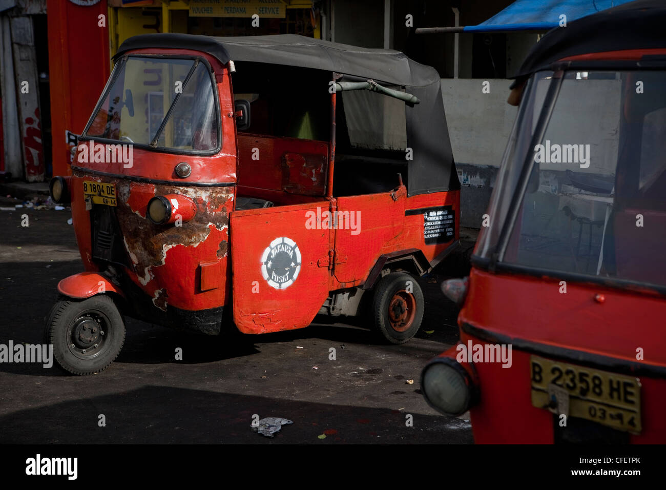 Trois roues Bajaj scooter stationné dans la ville de Jakarta en Java, le Pacifique Sud, l'Indonésie, l'Asie du Sud-Est, l'Asie. Banque D'Images