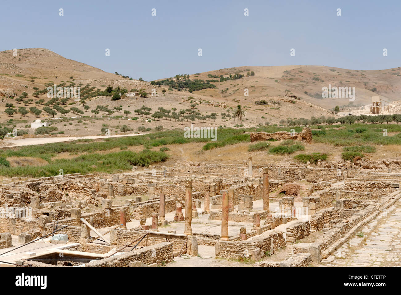 Bulla Regia. La Tunisie. Vue de l'important demeure au-dessus du sol de la villa romaine de la chasse. Directement au-dessous de est un Banque D'Images