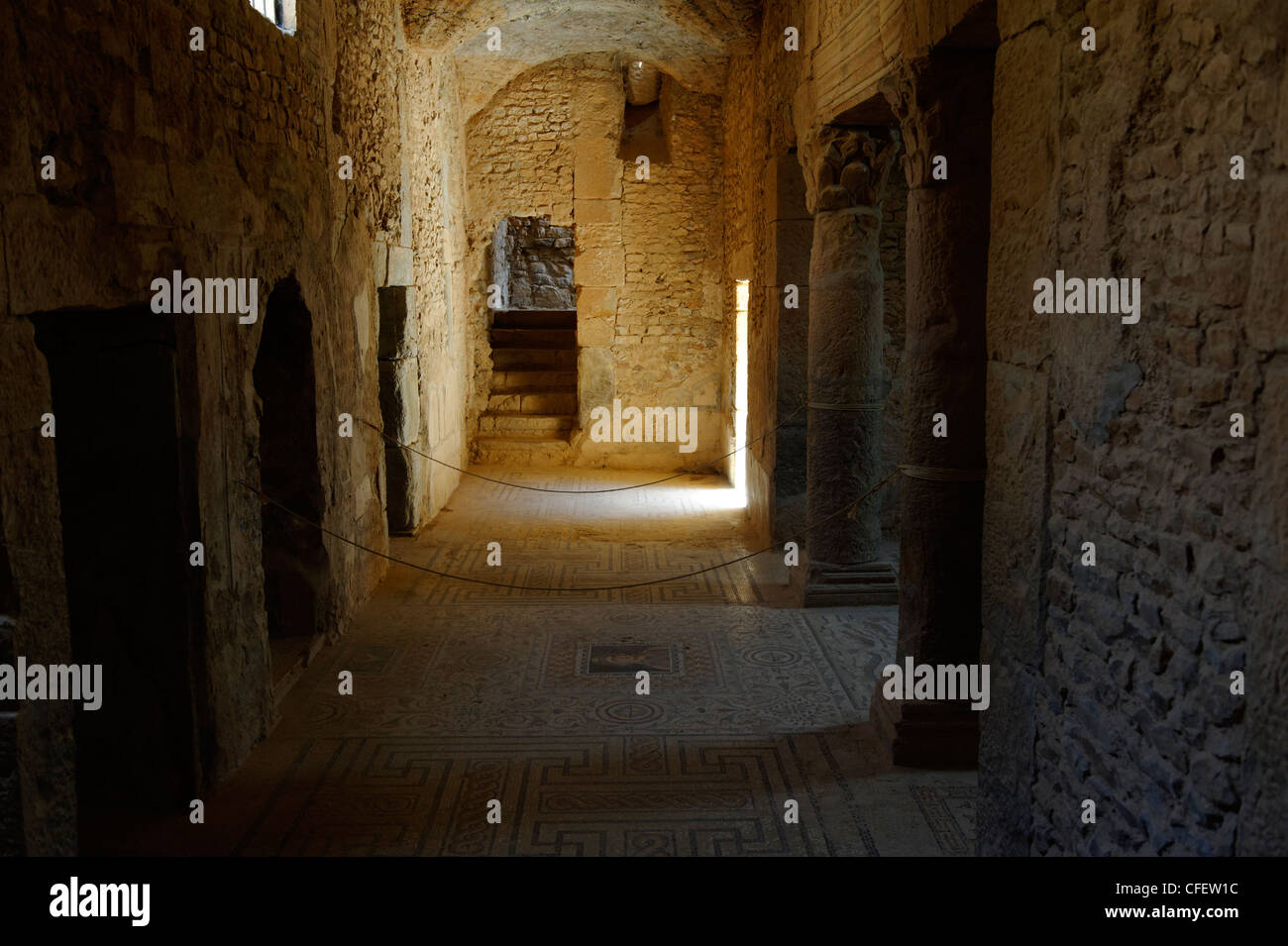 Bulla Regia. La Tunisie. Vue sur le couloir décoré de sous-sol à la villa romaine connue sous le nom de la maison d'Amphitrite. La mise en surbrillance Banque D'Images
