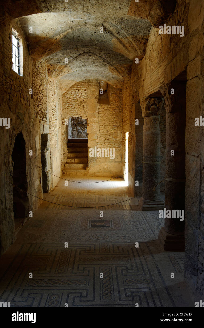 Bulla Regia. La Tunisie. Vue sur le couloir décoré de sous-sol à la villa romaine connue sous le nom de la maison d'Amphitrite. La mise en surbrillance Banque D'Images
