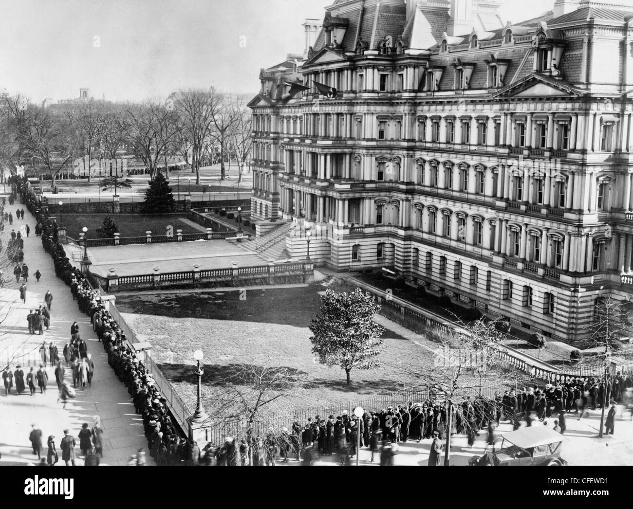 Photo montrant une partie de la ligne d'admission d'attente à la Maison Blanche le 2 janvier 1922 Banque D'Images