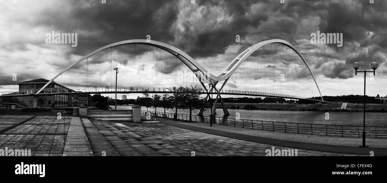 Pont Infinity croix vue panoramique en noir et blanc Banque D'Images
