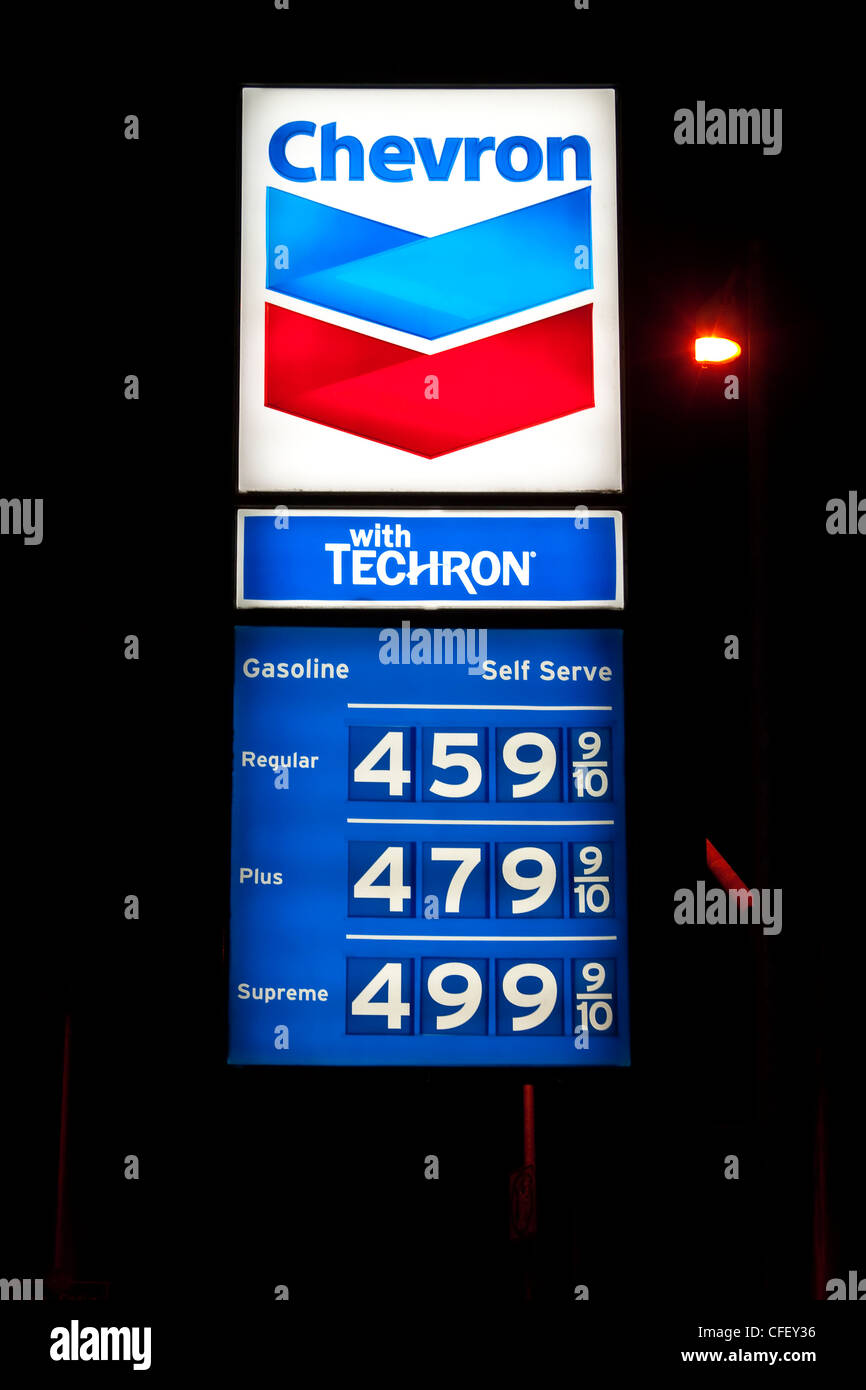 Station essence Chevron : panneau indiquant les prix élevés de l'essence Banque D'Images