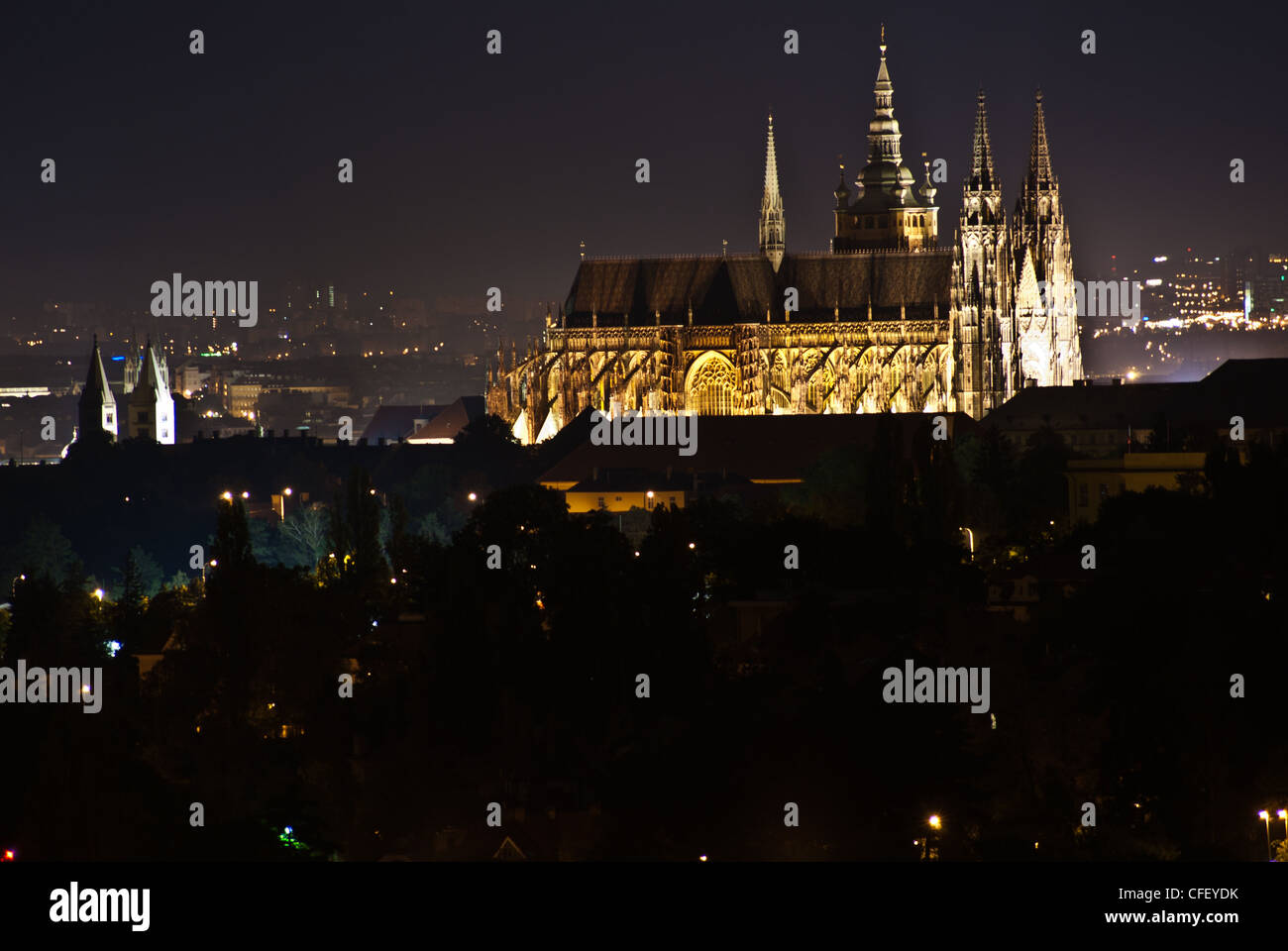 Le Château de Prague vu de l'hôtel Praha, la nuit Banque D'Images