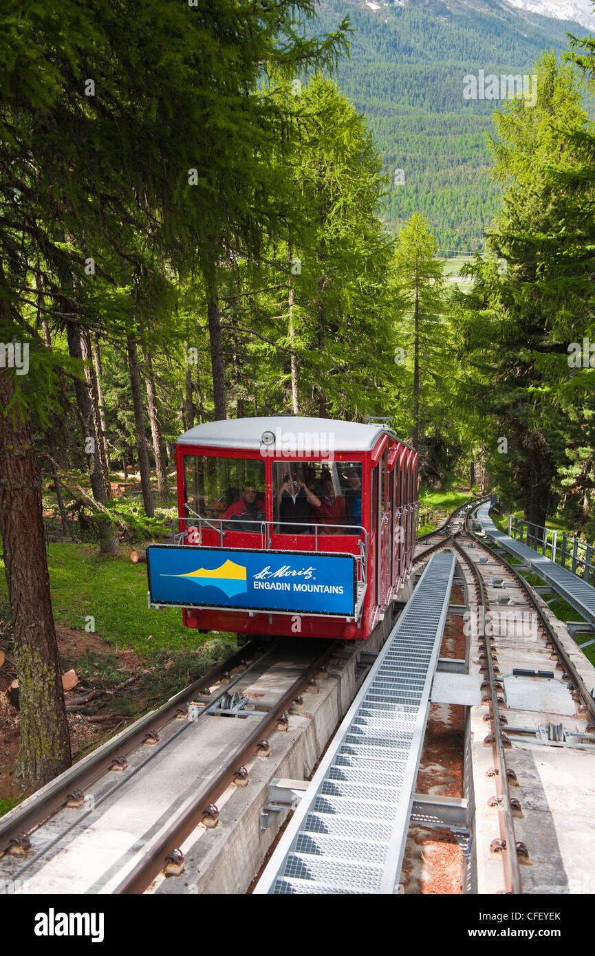 Funiculaire pour le haut de Muottas Muragl près de Saint-Moritz, en Suisse, en Europe Banque D'Images