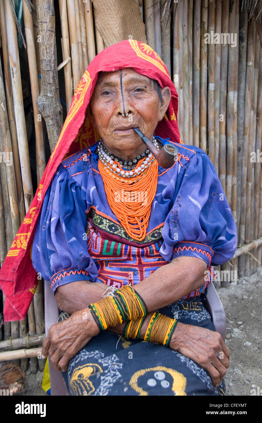 Femme Kuna fumant une pipe, Playon Chico Village, San Blas Kuna Yala (îles), Panama, Amérique Centrale Banque D'Images