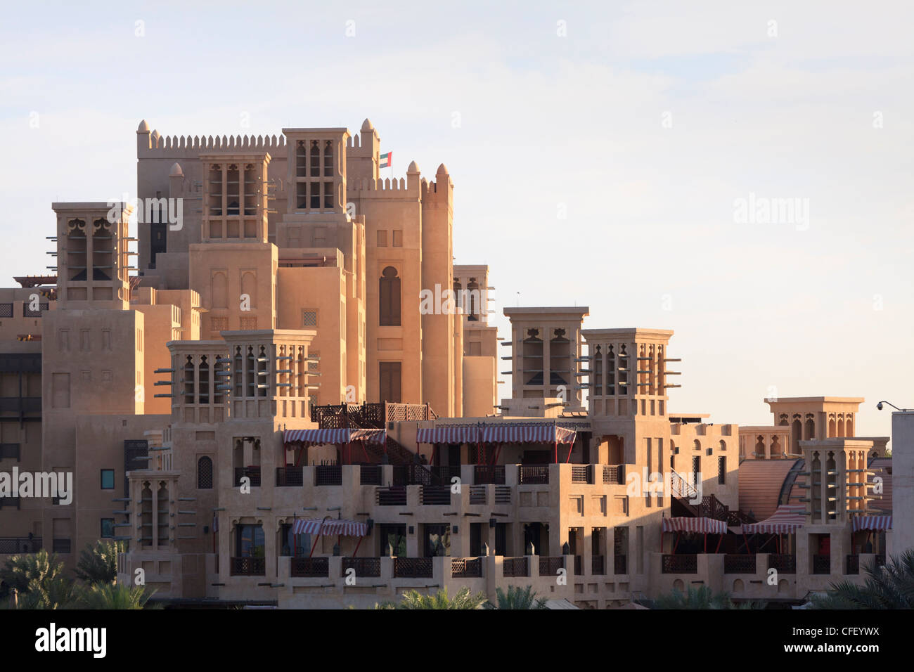 L'architecture arabesque du Madinat Jumeirah, l'hôtel Jumeirah Beach, Dubai, Émirats arabes unis, Moyen Orient Banque D'Images