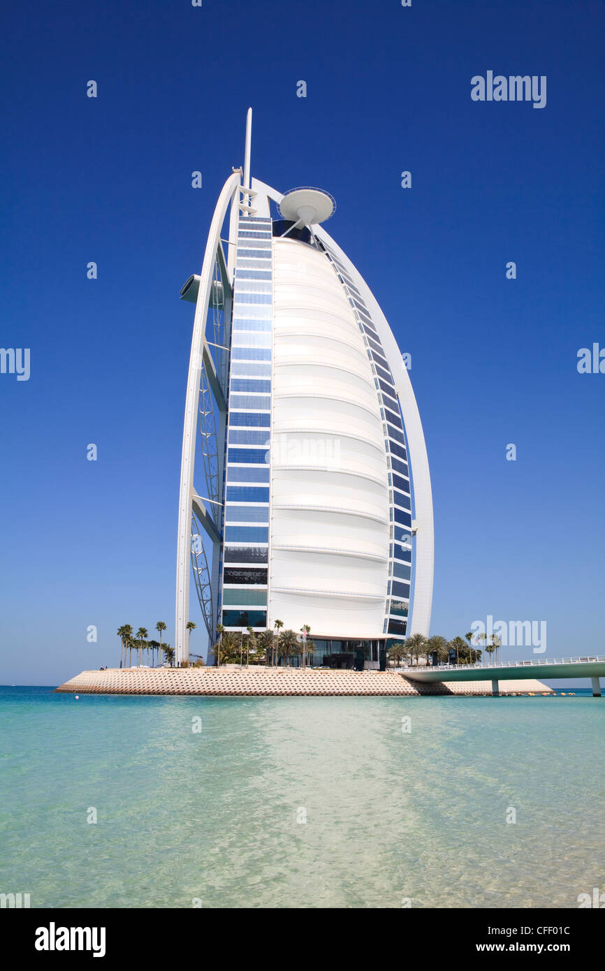 L'emblématique Burj Al Arab, Jumeirah, Dubai, Émirats arabes unis, Moyen Orient Banque D'Images