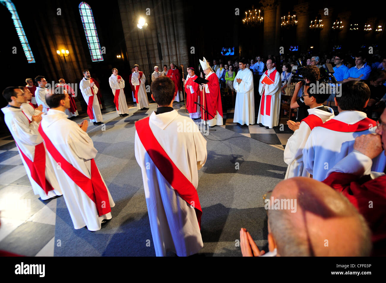 Prêtre Ordinations à la cathédrale Notre-Dame de Paris, Paris, France, Europe Banque D'Images