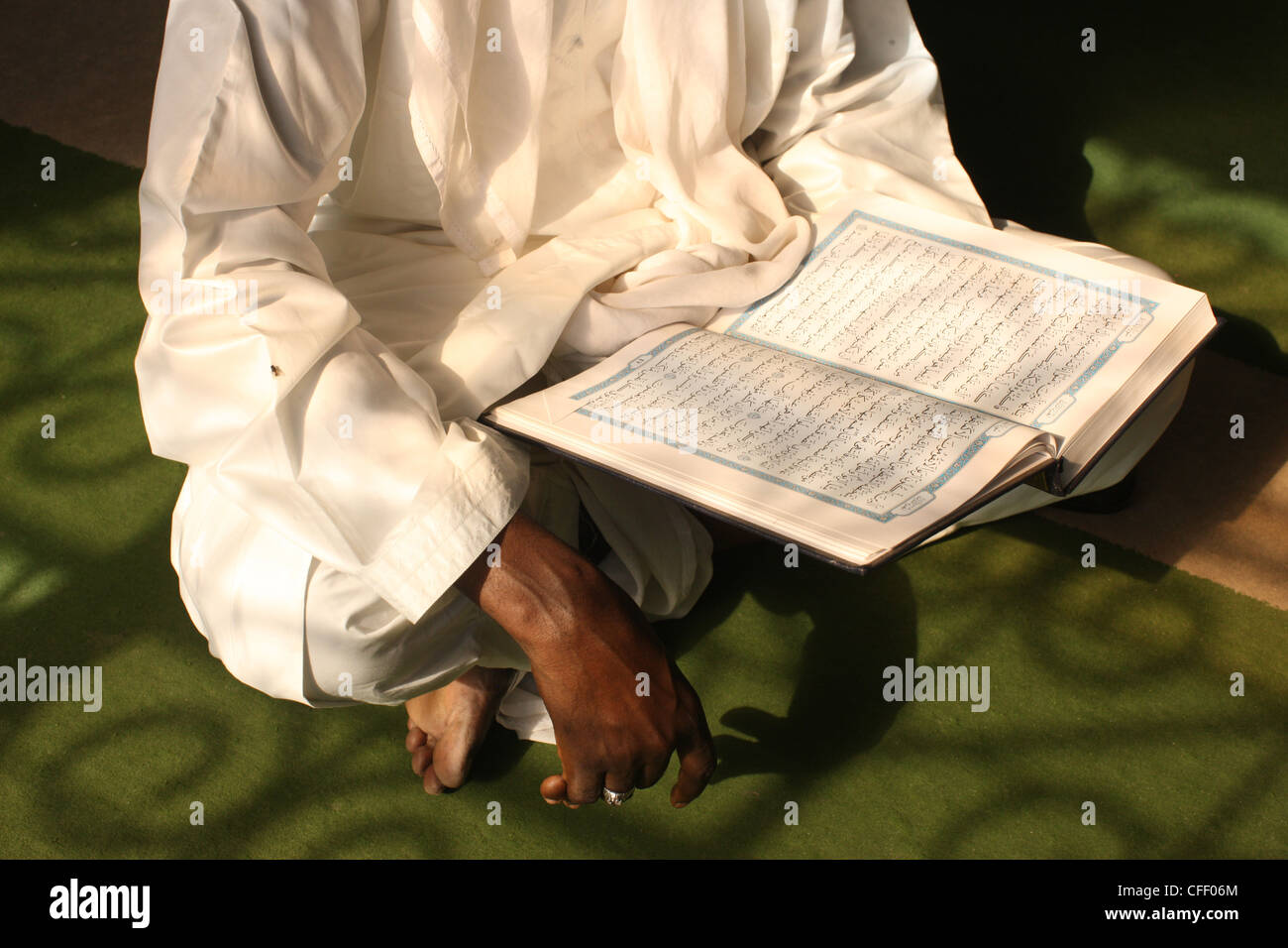 La lecture de l'Imam le Coran, Brazzaville, Congo, Afrique Banque D'Images