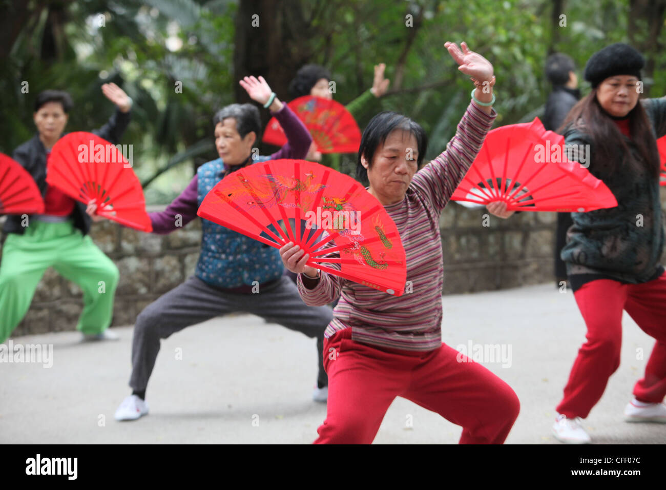 Exercices de tai-chi avec fans, Macao, Chine, Asie Banque D'Images