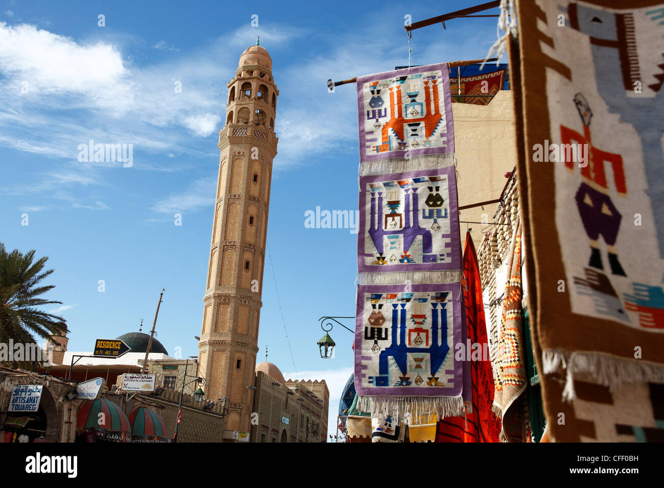 Rue principale avec mosquée et boutique de tapis afficher, Tozeur, Tunisie, Afrique du Nord, Afrique Banque D'Images