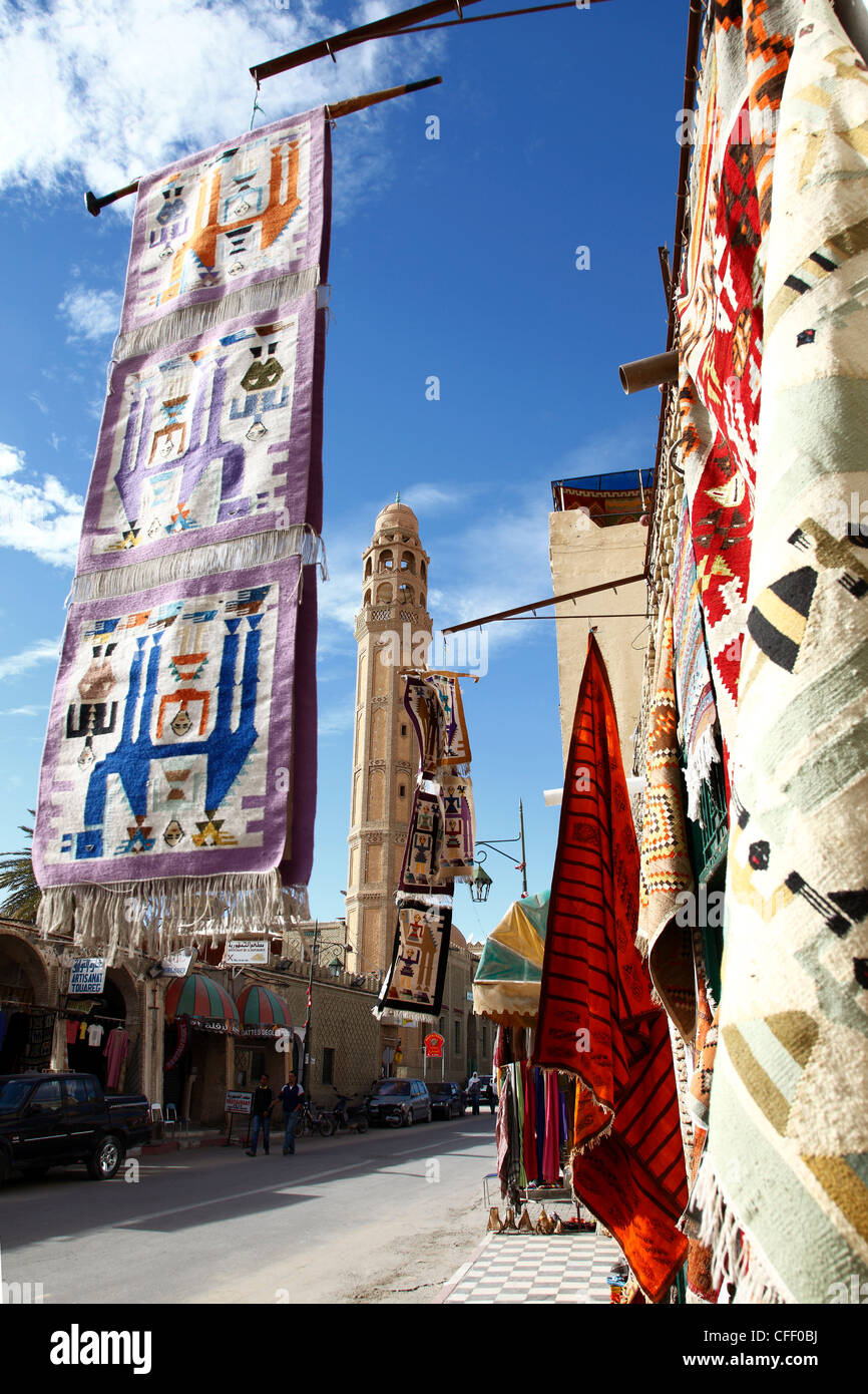 Rue principale avec mosquée et boutique de tapis afficher, Tozeur, Tunisie, Afrique du Nord, Afrique Banque D'Images