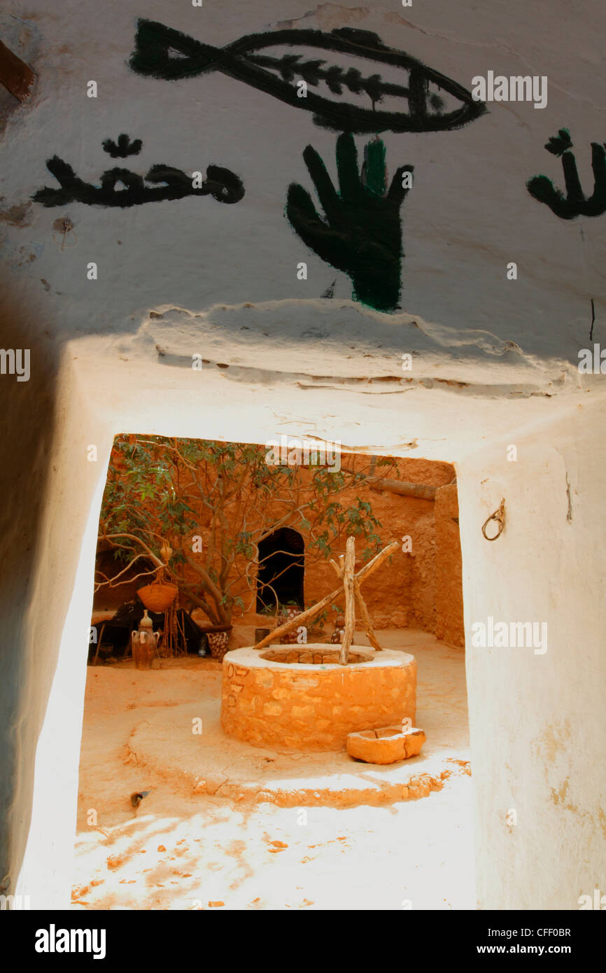 Voir de bien de l'intérieur de habitations souterraines berbère, Matmata, Tunisie, Afrique du Nord, Afrique Banque D'Images