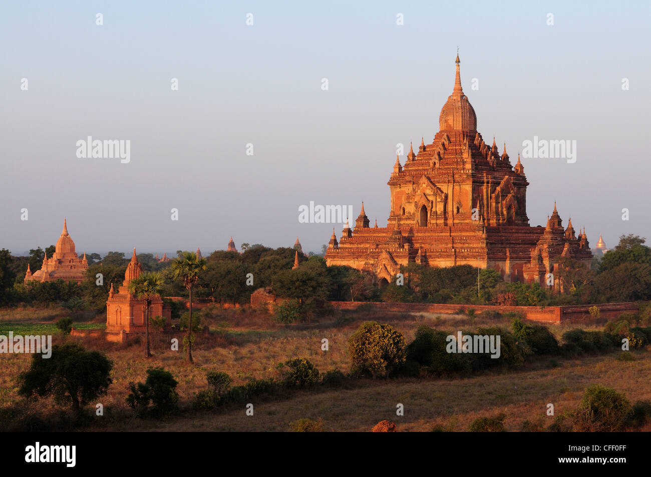 Vue sur le vieux temples et pagodes de la ville en ruines de Bagan, Myanmar, en Asie Banque D'Images