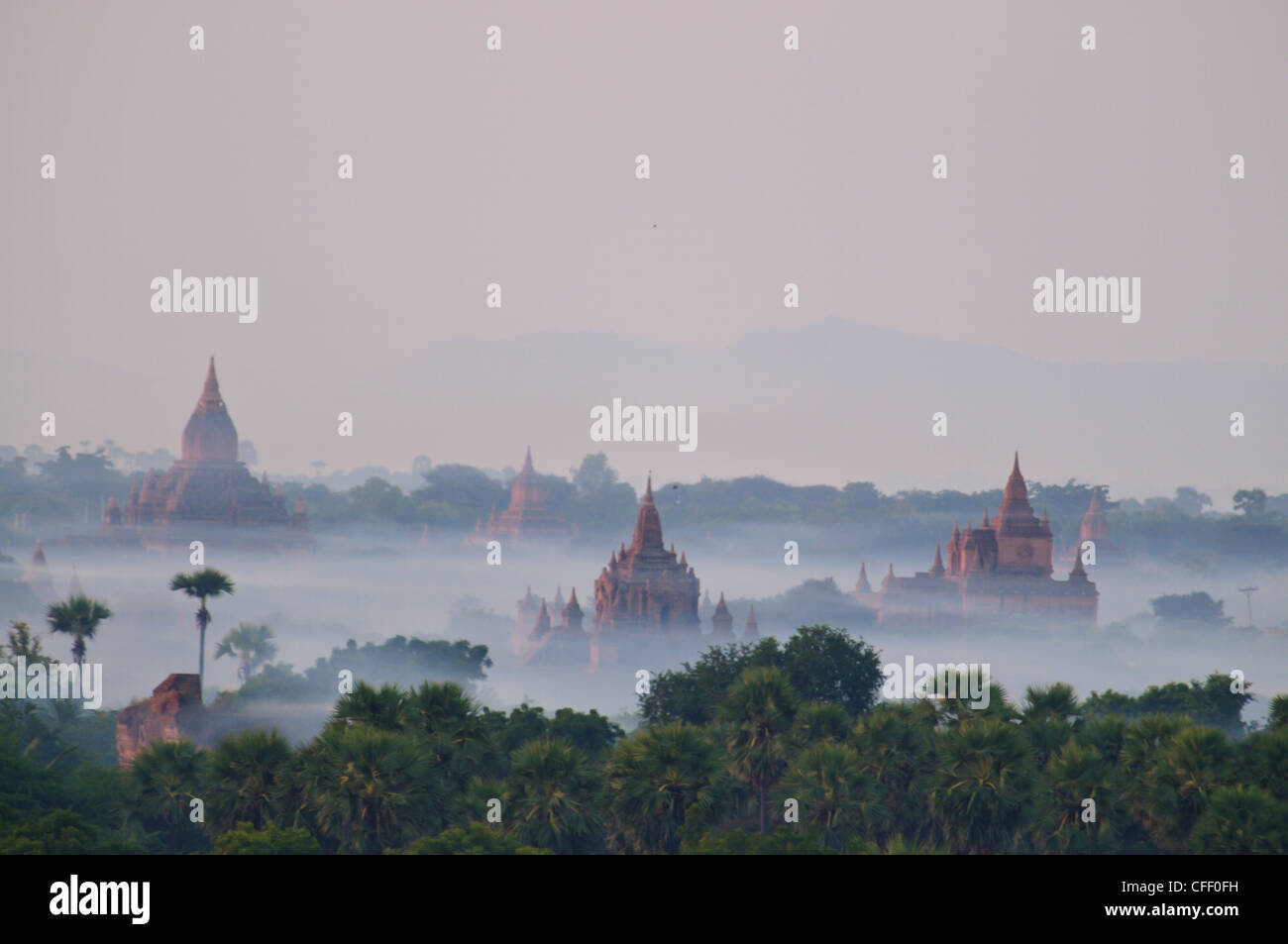 Lever de soleil,les temples et pagodes de la vieille ville en ruines, Bagan, Myanmar, en Asie Banque D'Images