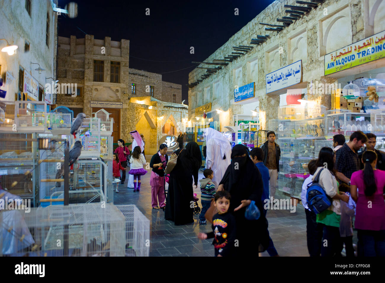Les visiteurs dans le Bazar rénové Souq Waqif, Doha, Qatar, Moyen-Orient Banque D'Images