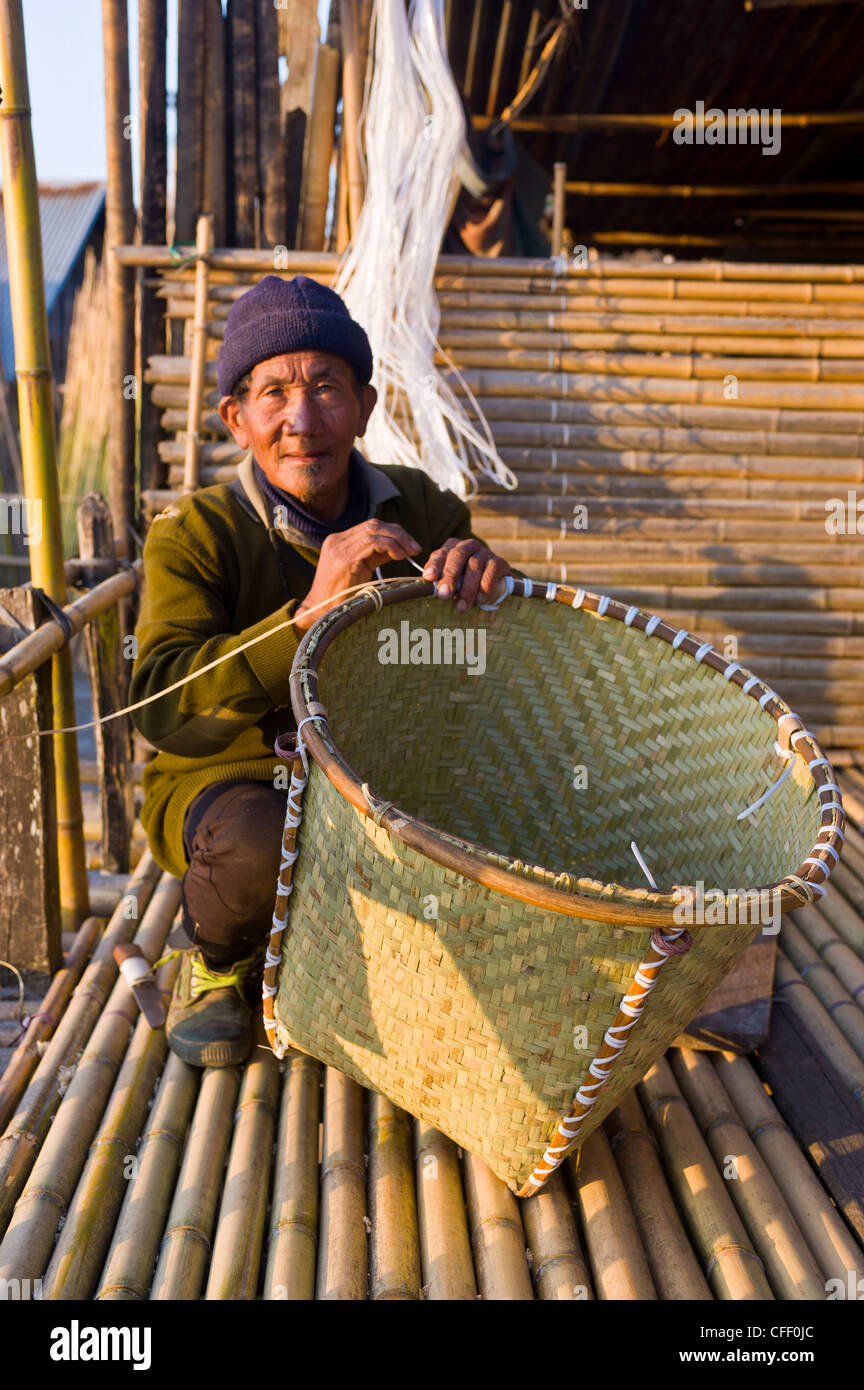 Vieil homme de la tribu de la liaison d'un Apdavani panier, Ziro, de l'Arunachal Pradesh, Inde du nord-est, en Inde, en Asie Banque D'Images