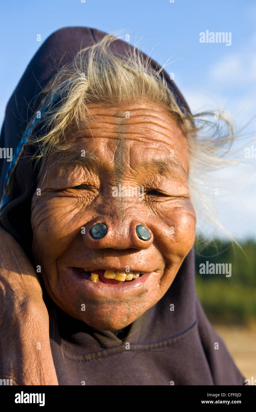 Vieille Femme de la tribu des Apatani célèbre pour les pièces de bois dans leur nez pour les rendre laids, Ziro, de l'Arunachal Pradesh, Inde Banque D'Images