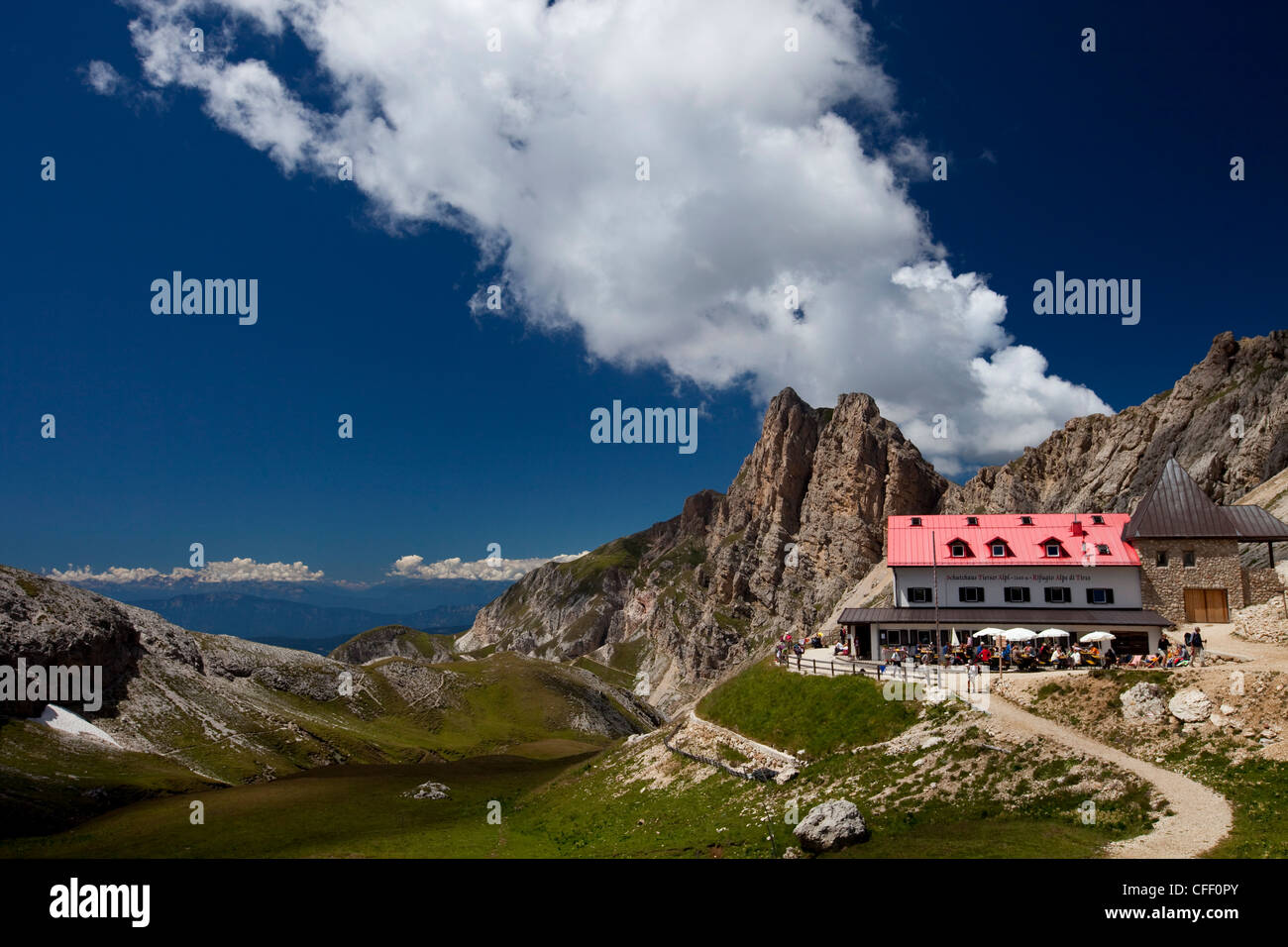 Alpl Tierser hut, sur le chemin de la montagne à Schlern Rosengarten, Dolomites, Alpes orientales, le Tyrol du Sud, Italie Banque D'Images