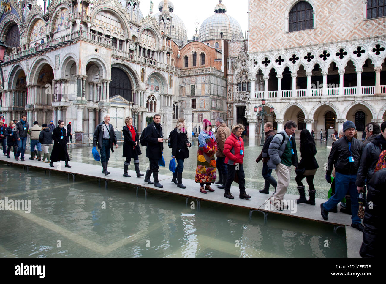 Les touristes à pied sur des passerelles à marée haute dans la place Saint Marc, Venise, UNESCO World Heritage Site, Vénétie, Italie, Europe Banque D'Images