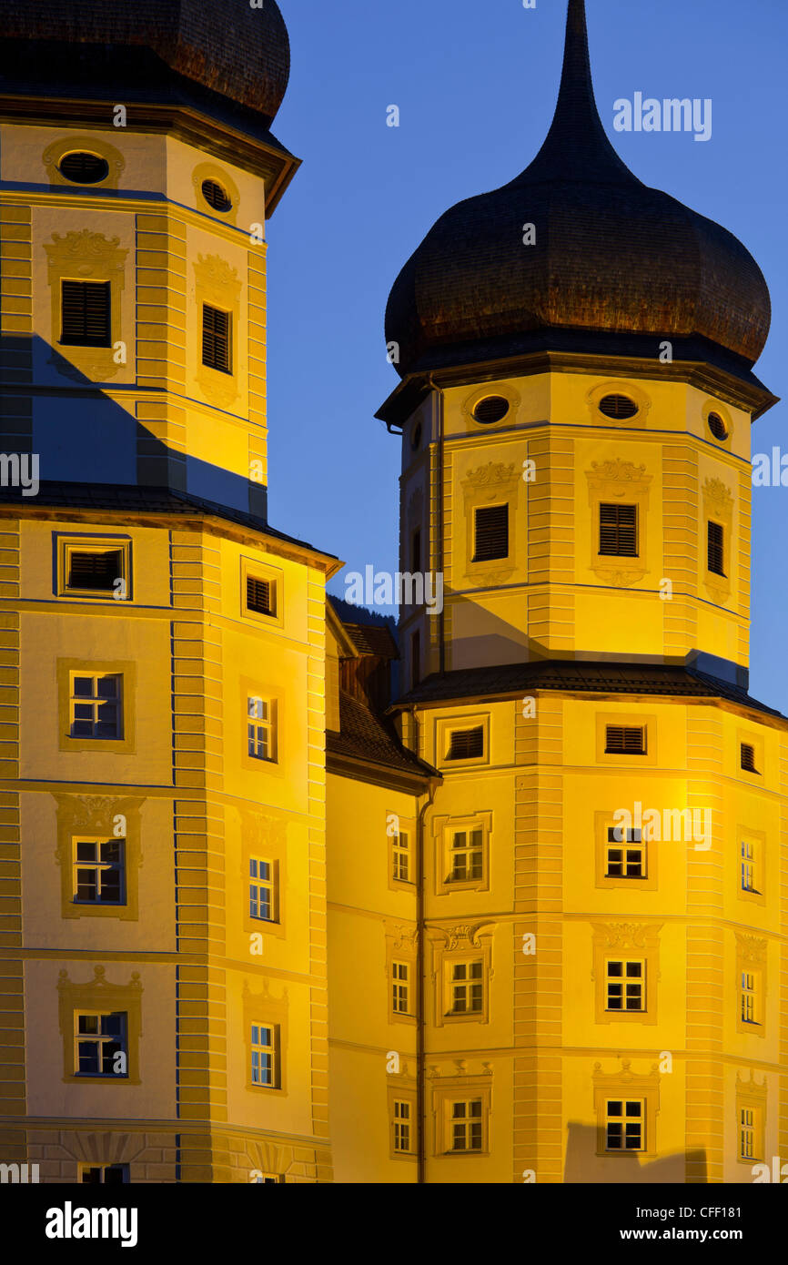 Monastère cistercien lumineux Stams en soirée, l'Inntal, Tyrol, Autriche, Europe Banque D'Images