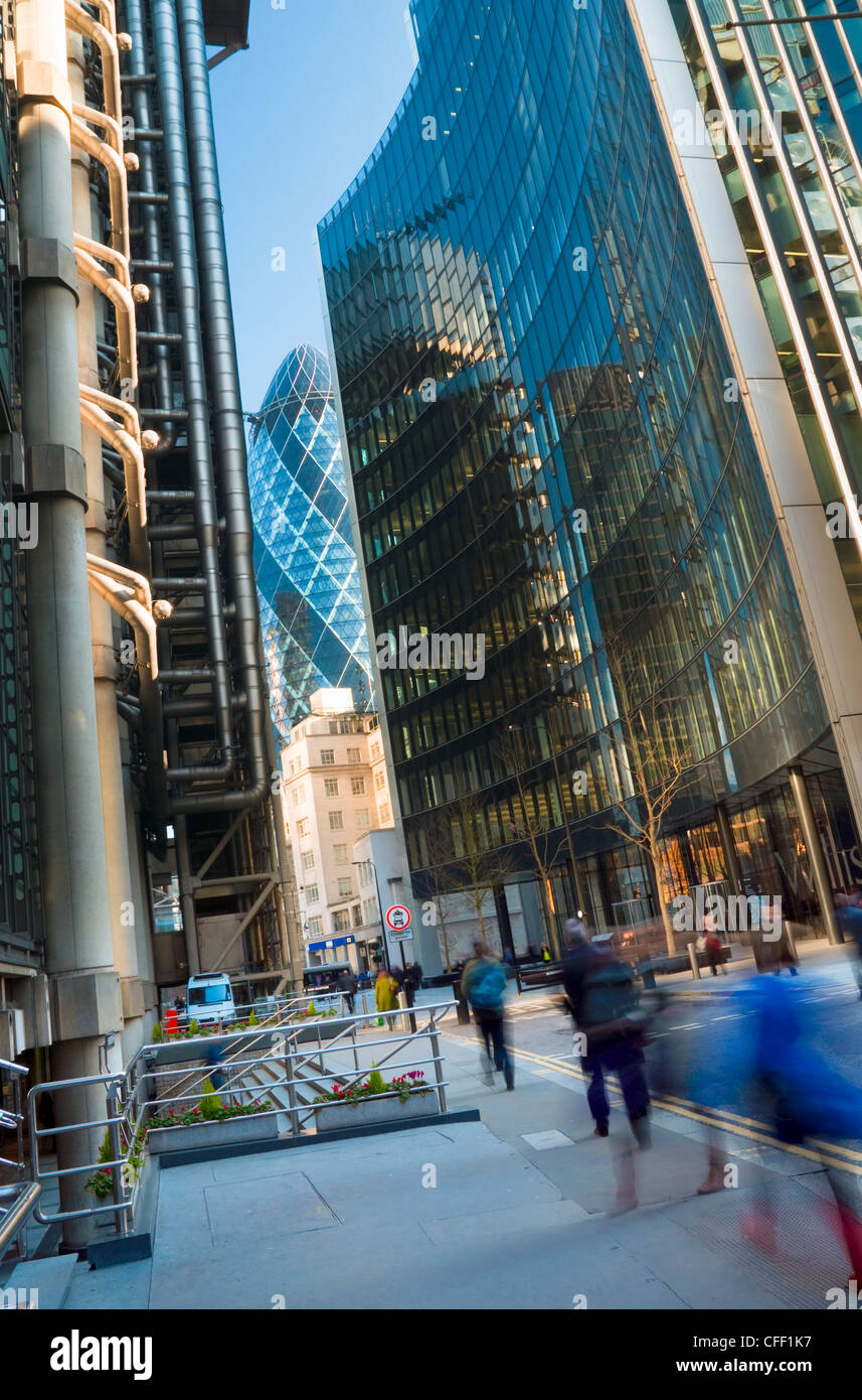La Lloyds,sur la gauche, avec le Gherkin (30 St Mary Axe) dans l'arrière-plan, City of London, Londres, Angleterre, RU Banque D'Images La Lloyds,sur la gauche, avec le Gherkin (30 St Mary Axe) dans l'arrière-plan, City of London, Londres, Angleterre, RU Banque D'Images